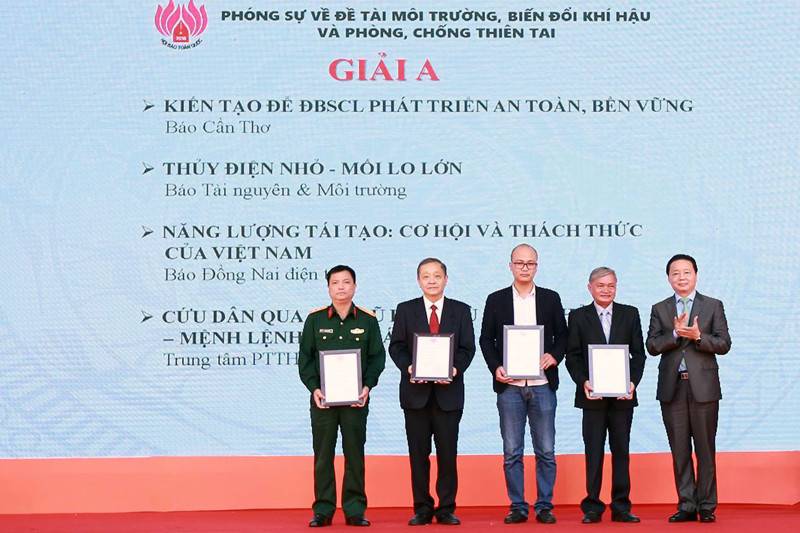 Bộ trưởng Trần Hồng Hà trao Giải A cho các đơn vị đạt giải “Phóng sự xuất sắc về đề tài môi trường, biến đổi khí hậu, phòng, chống thiên tai năm 2017”