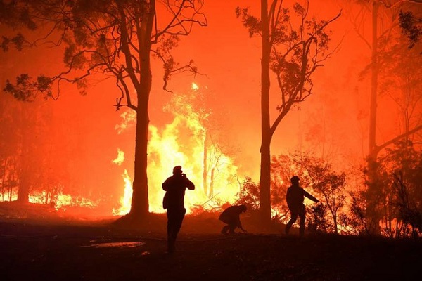 Hàng nghìn người chạy lửa, Thủ tướng Australia phớt lờ lý do biến đổi khí hậu