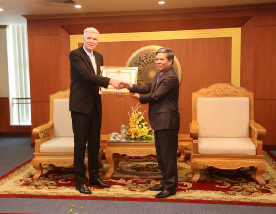 Bộ trưởng Nguyễn Minh Quang trao Kỷ niệm chương Vì sự nghiệp Tài nguyên và Môi trường cho Ngài John Nielsen, Đại sứ Đan Mạch tại Việt Nam